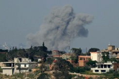 De la fumée s'élève au-dessus de bâtiments dans la région de Marjayoun, dans le sud du Liban, après une frappe israélienne le 3 mai 2026 - © AFP - -