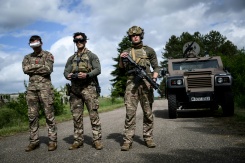 Des soldats pilotent un drone FPVU lors du premier "challenge international" de drones militaires à Semoutiers-Montsaon, le 20 mai 2026 en Haute-Marne - © AFP - ARNAUD FINISTRE Des soldats pilotent un drone FPVU lors du premier "challenge international" de drones militaires à Semoutiers-Montsaon, le 20 mai 2026 en Haute-Marne - © AFP - ARNAUD FINISTRE