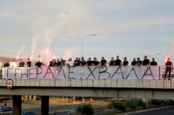 Des personnes rassemblées sur une passerelle d'autoroute tiennent une banderole "Merci, Général", avant le passage du convoi transportant la dépouille du criminel de guerre serbe de Bosnie Ratko Mladić à Belgrade, en Serbie, le 3 septembre 2026 - © AFP/Archives - Pedja MILOSAVLJEVIC Des personnes rassemblées sur une passerelle d'autoroute tiennent une banderole "Merci, Général", avant le passage du convoi transportant la dépouille du criminel de guerre serbe de Bosnie Ratko Mladić à Belgrade, en Serbie, le 3 septembre 2026 - © AFP/Archives - Pedja MILOSAVLJEVIC