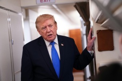 Le président américain Donald Trump s'adresse à la presse à bord de l'avion présidentiel Air Force One, le 2 août 2026 - © AFP/Archives - Aaron Schwartz Le président américain Donald Trump s'adresse à la presse à bord de l'avion présidentiel Air Force One, le 2 août 2026 - © AFP/Archives - Aaron Schwartz