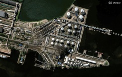 Une image satellite, diffusée par la société Vantor, montre de la fumée s'élevant du terminal pétrolier de Saint-Pétersbourg, en Russie, le 3 juin 2026 - © Satellite image ©2026 Vantor/AFP - Handout