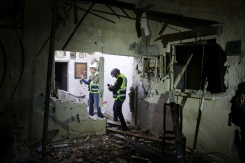 Un bâtiment de Rosh Haayin, dans la banlieue de Tel-Aviv, touché par une frappe iranienne le 4 avril 2026 - © AFP - Jack GUEZ Un bâtiment de Rosh Haayin, dans la banlieue de Tel-Aviv, touché par une frappe iranienne le 4 avril 2026 - © AFP - Jack GUEZ