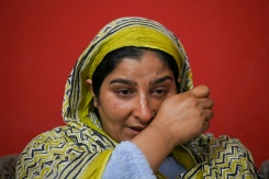 Urusa Khan pleure ses jumeaux tués en fuyant lors du conflit indo-pakistanais de 2025, dans sa maison du district frontalier de Poonch, le 6 avril 2026 en Inde - © AFP - Tauseef MUSTAFA