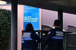 Des policiers municipaux devant le collège de La Guicharde, à Sanary-sur-Mer (Var), où une enseignante a été poignardée et grièvement blessée par un élève, le 3 février 2026 - © AFP - Miguel MEDINA Des policiers municipaux devant le collège de La Guicharde, à Sanary-sur-Mer (Var), où une enseignante a été poignardée et grièvement blessée par un élève, le 3 février 2026 - © AFP - Miguel MEDINA