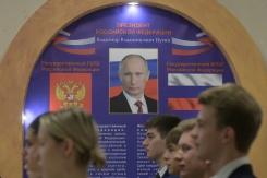 Des élèves chanter l'hymne national russe devant un portrait de Vladimir Poutine à l'ouverture du scrutin dans un bureau de vote installé dans l'enceinte d'un lycée, lors des législatives russes à Donetsk, dans l'est de l'Ukraine sous contrôle russe, le 18 septembre 2026 - © AFP - STRINGER Des élèves chanter l'hymne national russe devant un portrait de Vladimir Poutine à l'ouverture du scrutin dans un bureau de vote installé dans l'enceinte d'un lycée, lors des législatives russes à Donetsk, dans l'est de l'Ukraine sous contrôle russe, le 18 septembre 2026 - © AFP - STRINGER