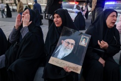 Des femmes pleurent la mort du guide suprême iranien Ali Khamenei, tué dans une opération militaire américano-israélienne, le 1er mars 2026 à Téhéran - © AFP - ATTA KENARE Des femmes pleurent la mort du guide suprême iranien Ali Khamenei, tué dans une opération militaire américano-israélienne, le 1er mars 2026 à Téhéran - © AFP - ATTA KENARE