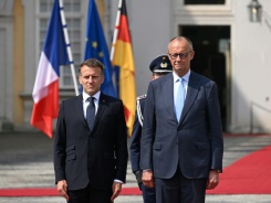 Le chancelier allemand Friedrich Merz et le président français Emmanuel Macron (g) à Brühl, dans l'ouest de l'Allemagne, le 17 juillet 2026, avant un Conseil des ministres franco-allemand - © AFP - INA FASSBENDER Le chancelier allemand Friedrich Merz et le président français Emmanuel Macron (g) à Brühl, dans l'ouest de l'Allemagne, le 17 juillet 2026, avant un Conseil des ministres franco-allemand - © AFP - INA FASSBENDER