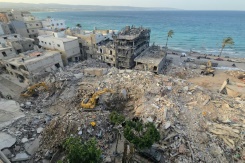 Une pelleteuse déblaye les décombres sur le site d’une frappe israélienne ayant visé un quartier de la ville côtière de Tyr, dans le sud du Liban, le 17 avril 2026 - © AFP - Kawnat HAJU