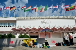 Des festivaliers campent sur le Lido devant le tapis rouge de la Mostra de Venise, en Italie, le 1er septembre 2026 - © AFP - Stefano RELLANDINI Des festivaliers campent sur le Lido devant le tapis rouge de la Mostra de Venise, en Italie, le 1er septembre 2026 - © AFP - Stefano RELLANDINI