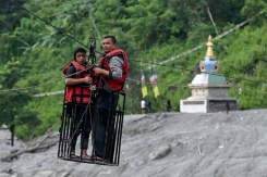 Des habitants traversent la rivière Trishuli avec une tyrolienne récemment installée à Bidur, au Népal, le 2 septembre 2026 - © AFP - Arun SANKAR Des habitants traversent la rivière Trishuli avec une tyrolienne récemment installée à Bidur, au Népal, le 2 septembre 2026 - © AFP - Arun SANKAR