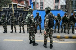 Des forces de sécurité patrouillent devant un centre de dépouillement des votes à Katmandou, au Népal, le 6 mars 2026 - © AFP - Tauseef MUSTAFA